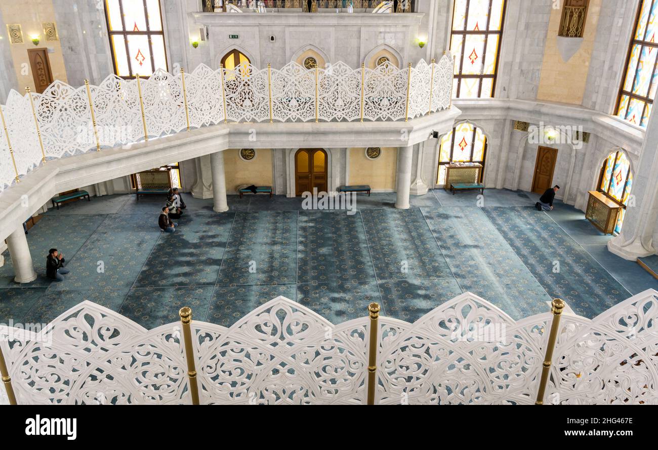 Kazan, Russia - September 21, 2019: Interiorof the white and blue Kul Sharif Mosque with praying muslims, Tartastan, Russia. Stock Photo