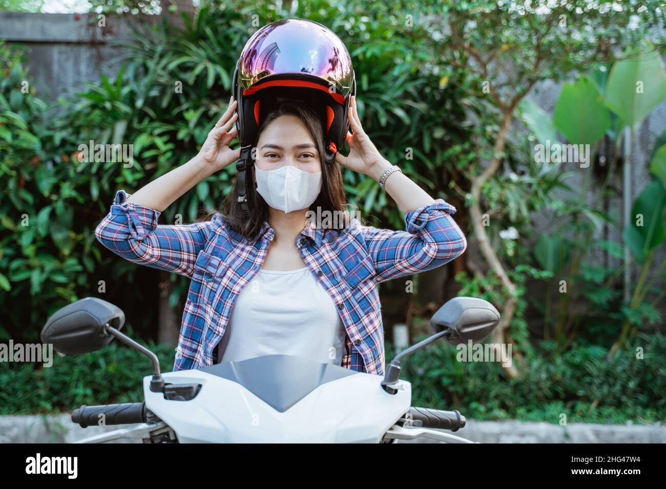 Woman wearing motorbike helmet hi-res stock photography and images - Alamy