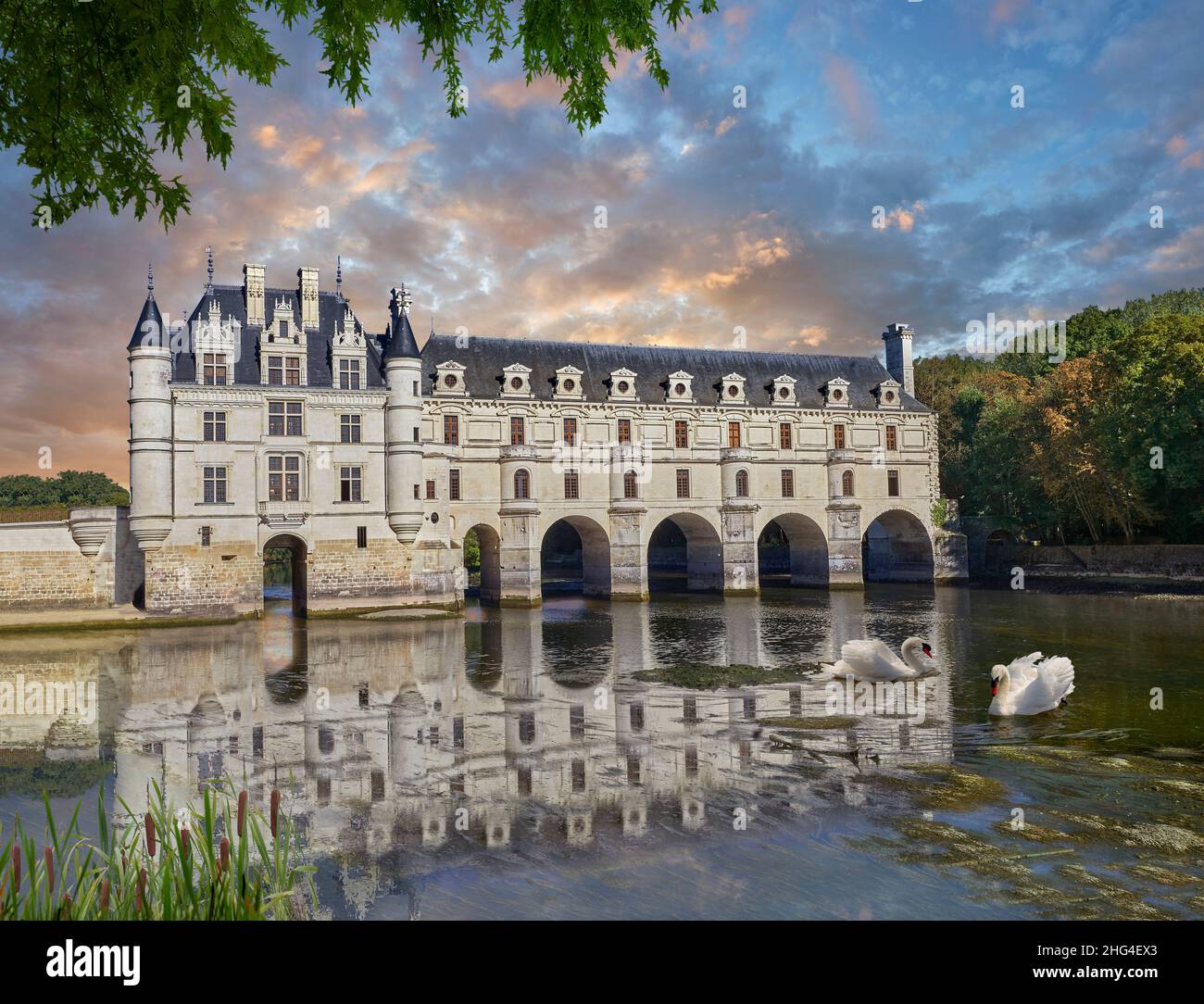 The Renaissance Chateau de Chenonceau spanning the river Cher, Indre-et-Loire, built in 1514–1522. The bridge over the river was built (1556-1559) to Stock Photo