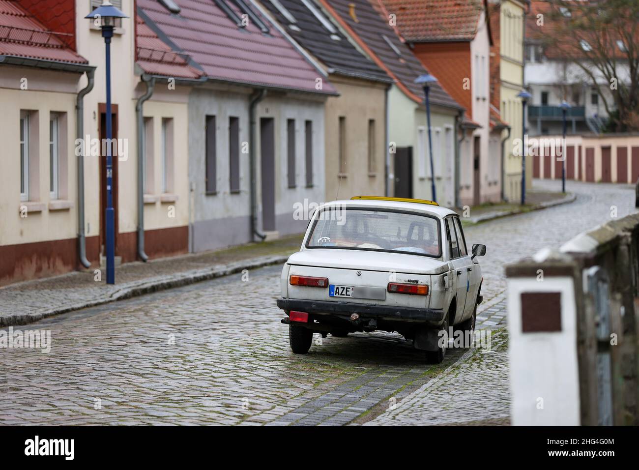 18 January 2022, Saxony-Anhalt, Dessau-Roßlau: A Wartburg 353 stands in a small cobblestone street in the Rosslau district. The former dream car from the VEB Automobilwerk Eisenach is rarely seen on the road anymore. 30 years after production was halted in April 1991, 8361 Wartburgs were registered in Germany, according to the Federal Motor Transport Authority. A good 1.2 million cars of the brand were built between 1955 and 1991. Photo: Jan Woitas/dpa-Zentralbild/dpa Stock Photo