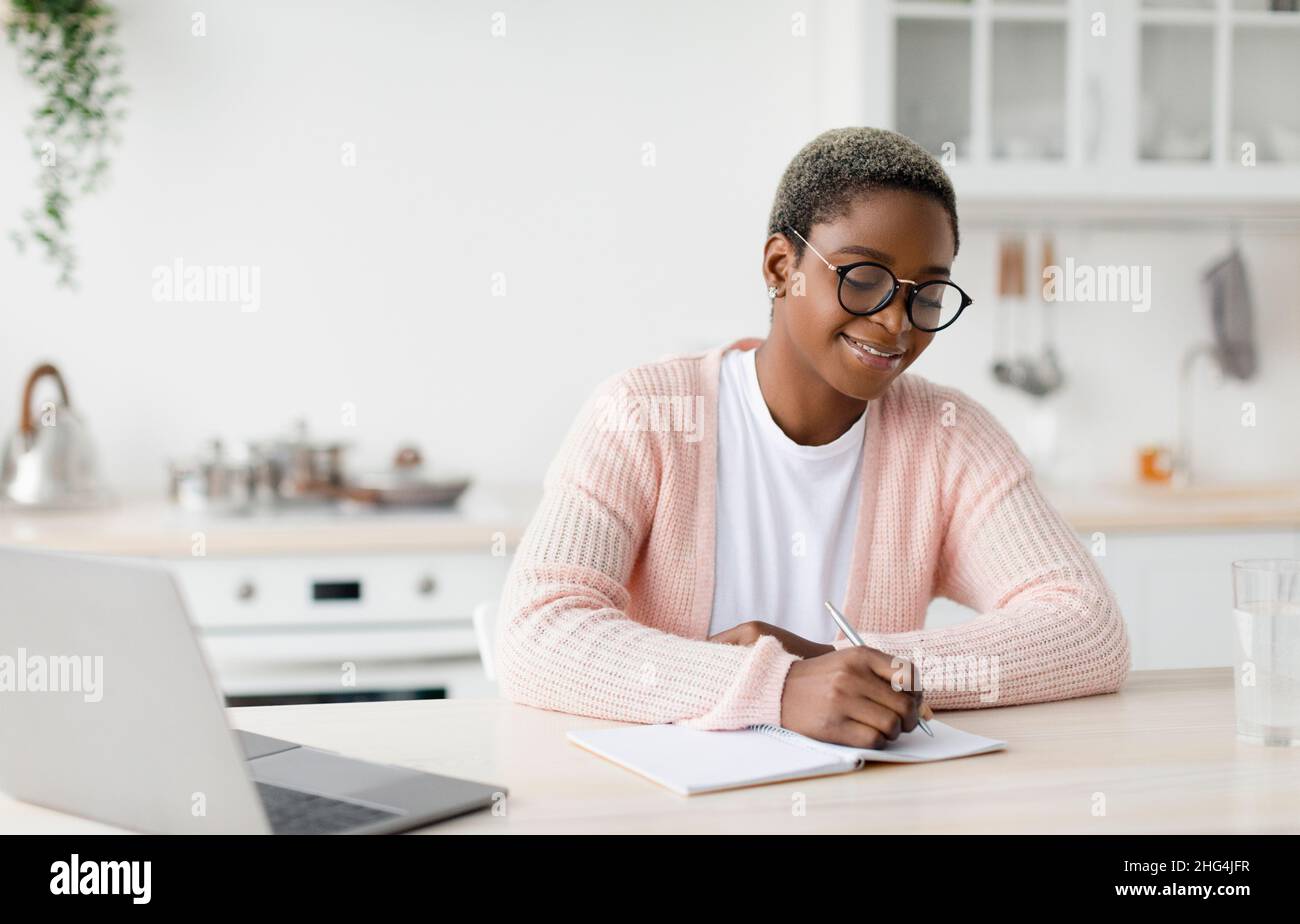 Black female student hi-res stock photography and images - Alamy