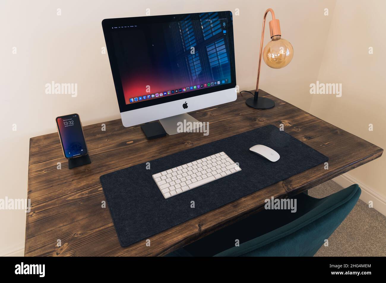 Office desk with imac hires stock photography and images Alamy
