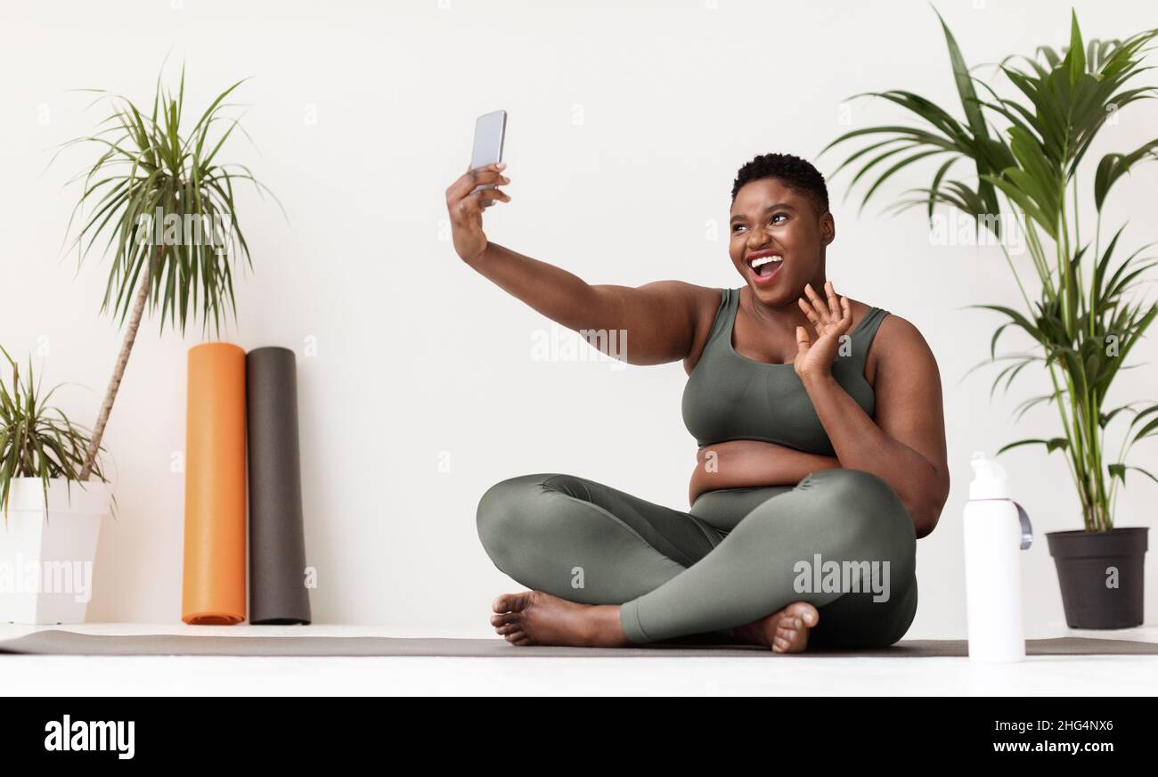 happy pretty chubby black lady taking selfie while doing workout Stock Photo