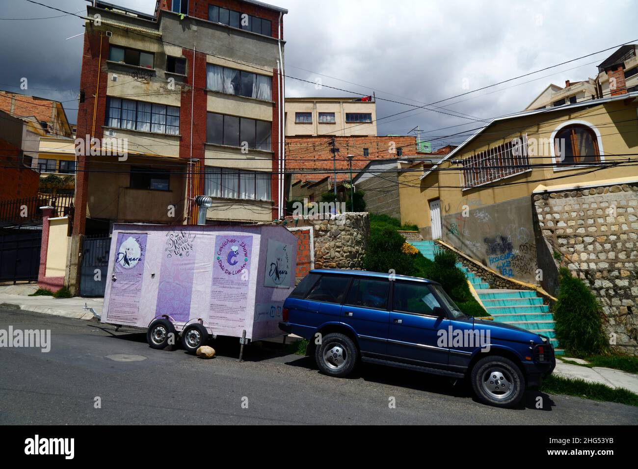 First generation 4 door Range Rover Classic and food trailer for selling burgers, ceviche and other Peruvian seafood dishes, Sopocachi district, La Paz, Bolivia. Stock Photo