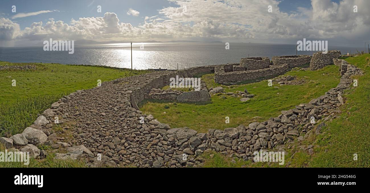 Beehive Huts at Fahan, view of enclosure Stock Photo - Alamy