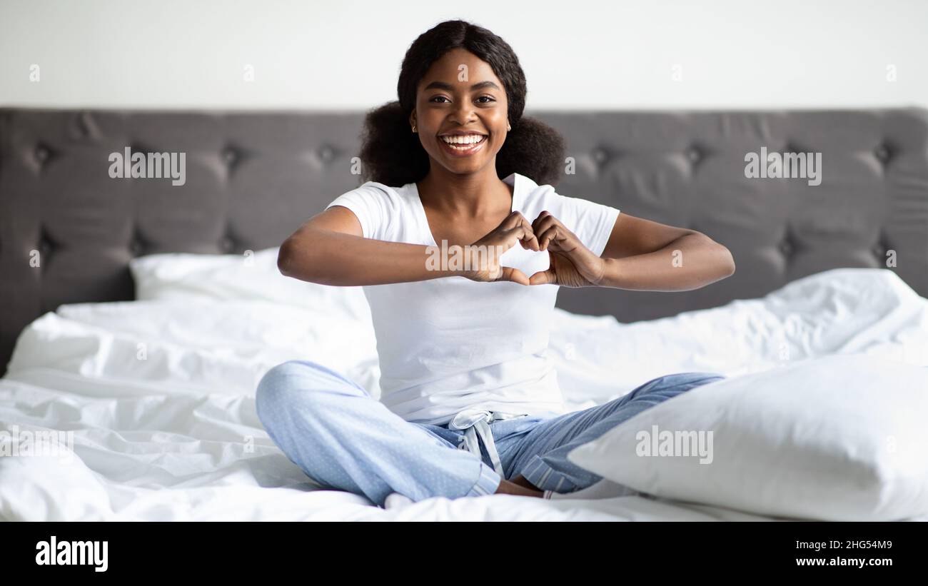 Black woman bed sitting up hi-res stock photography and images - Alamy