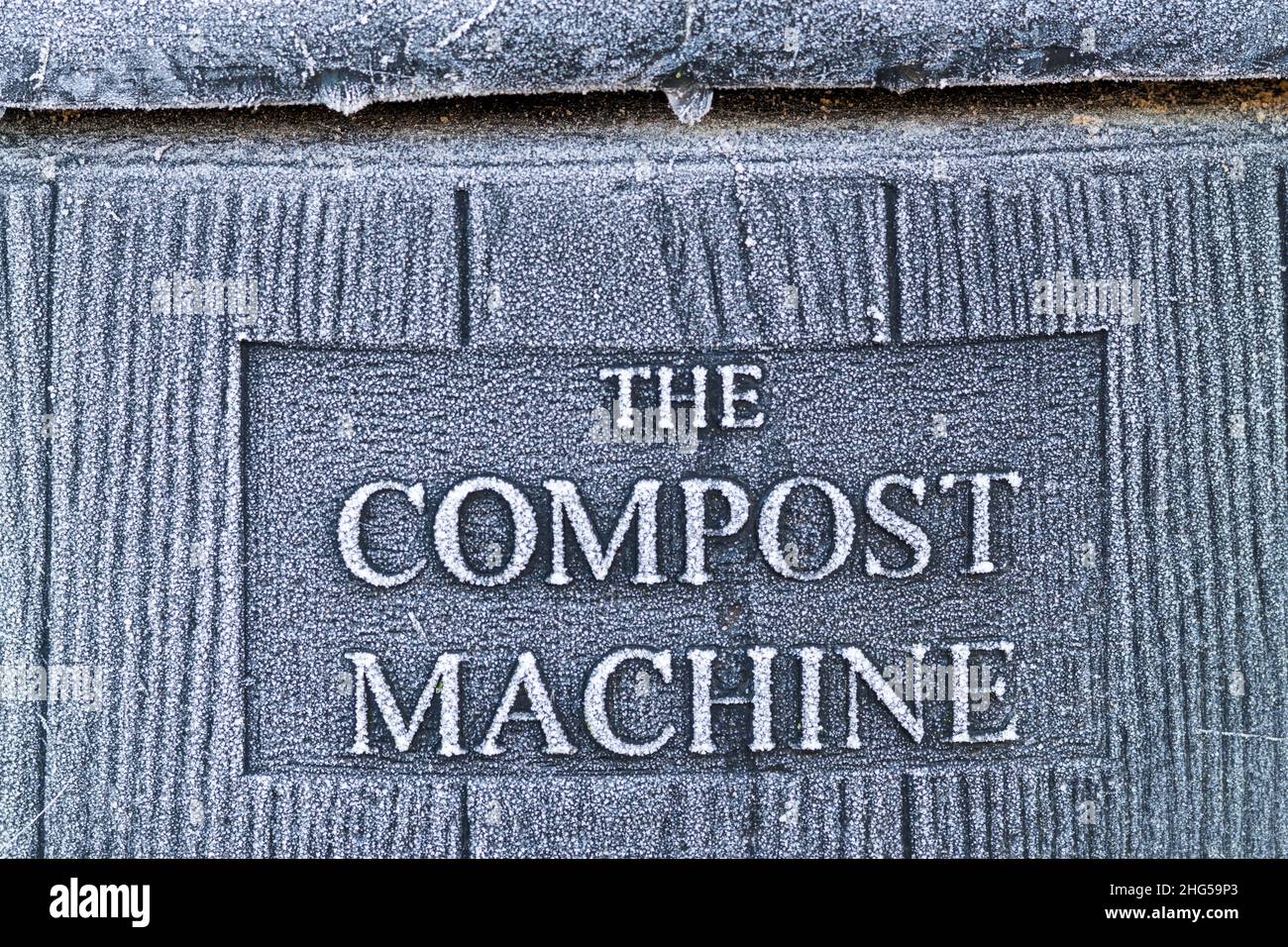 https://c8.alamy.com/comp/2HG59P3/a-heavy-frost-covering-a-garden-compost-bin-in-winter-2HG59P3.jpg