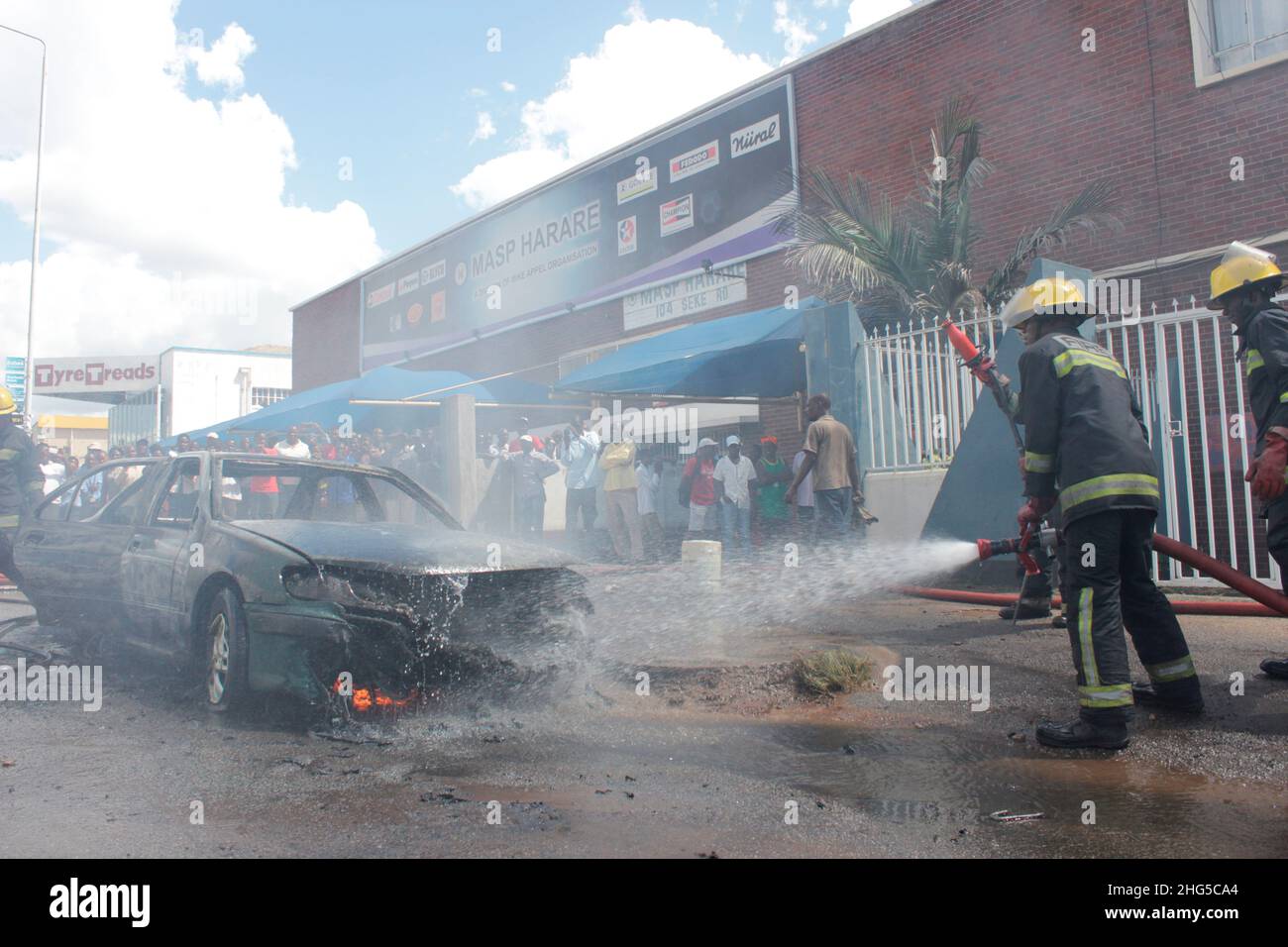 Zimbabwe woman road hires stock photography and images Alamy