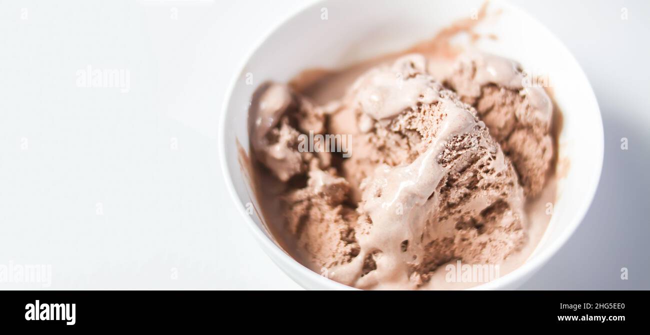 https://c8.alamy.com/comp/2HG5EE0/melting-chocolate-ice-cream-in-a-white-ceramic-cup-2HG5EE0.jpg