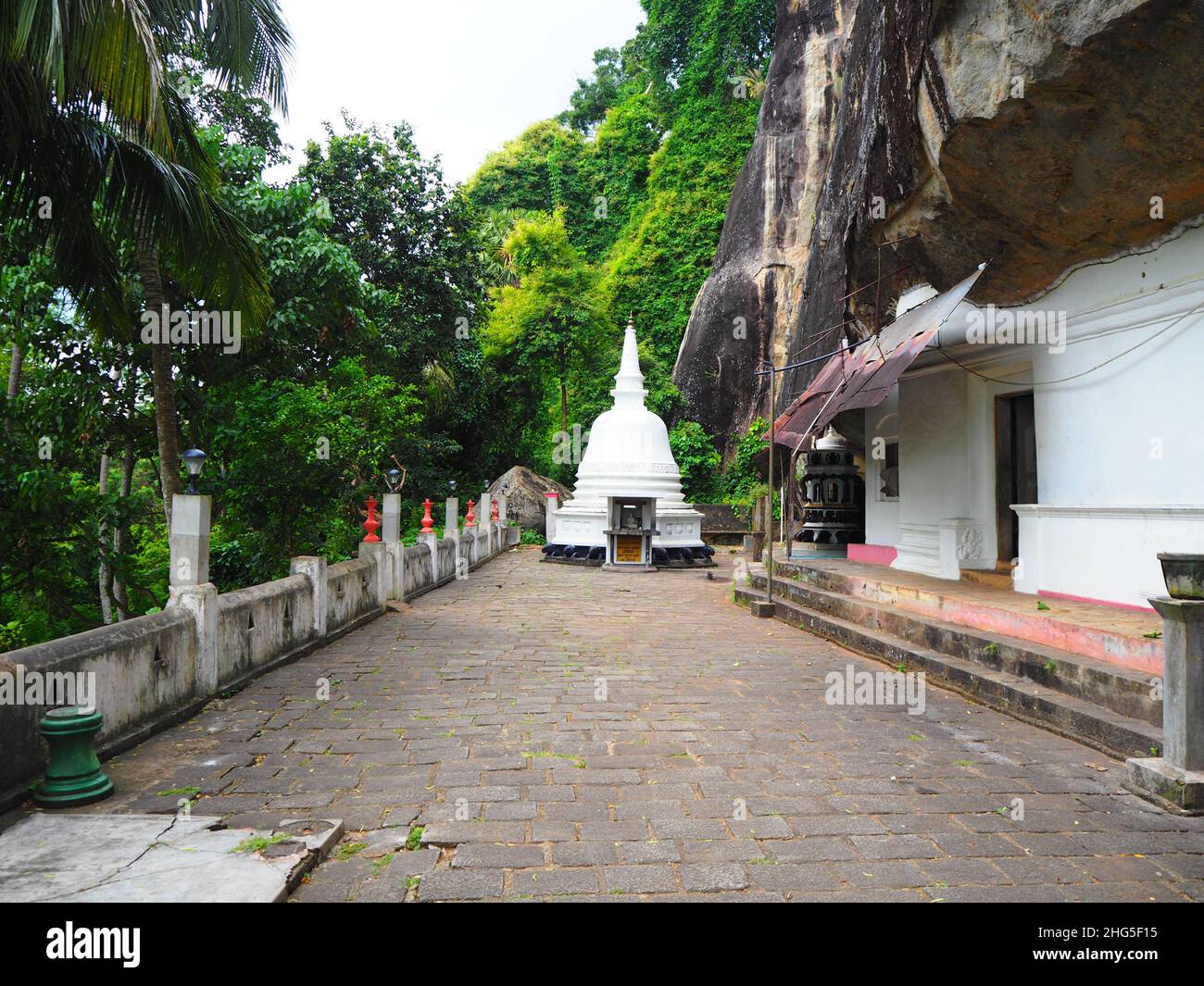 Travel Asia, Temple South East Asia #SriLanka #Asia #aroundtheworld #SouthEastAsia #wanderlust #hinterland #authentic #fernweh #slowtravel #loveasia Stock Photo