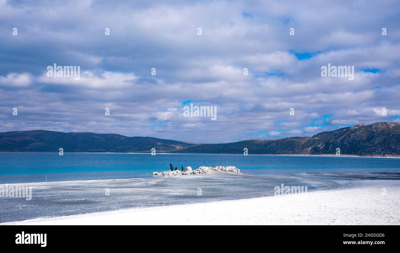 Scenic view turquoise mountain lake hi-res stock photography and images ...