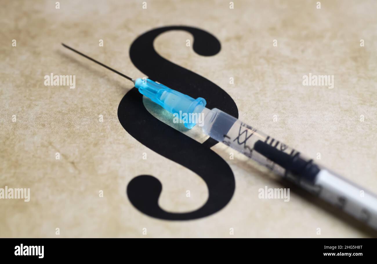 Closeup of paragraph symbol with vaccination syringe - malpractice medical treatment error concept Stock Photo