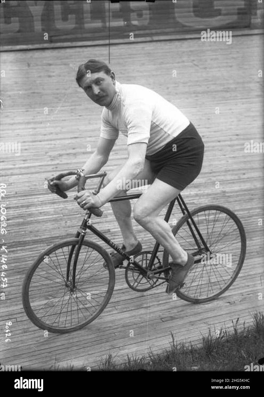 Cyclisme - cyclisme vélo - cycliste sprinter H. MICHAUD - vélodrome