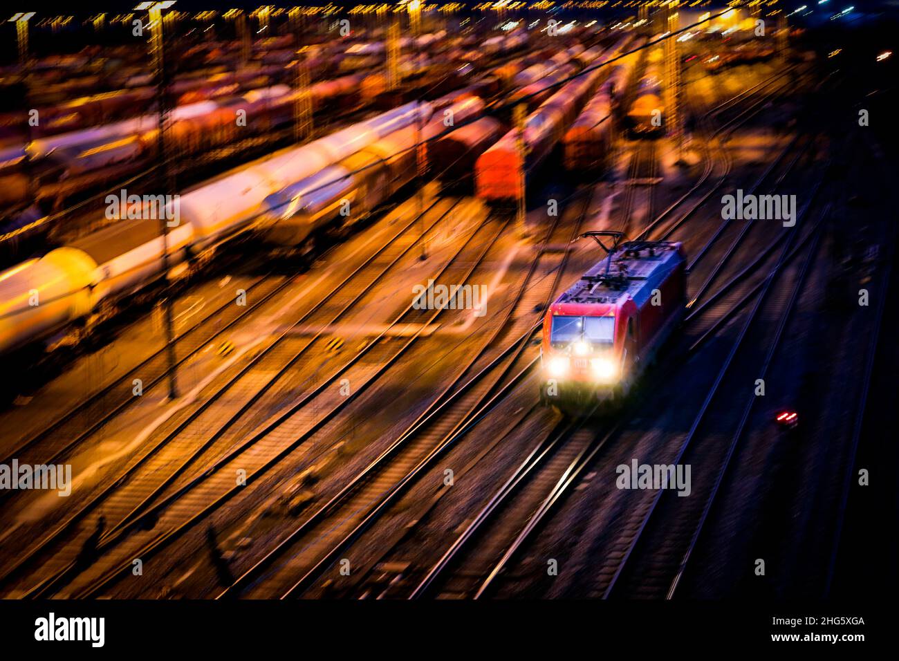 Hagen, Germany. 18th Jan, 2022. A class 187 passes the Hagen