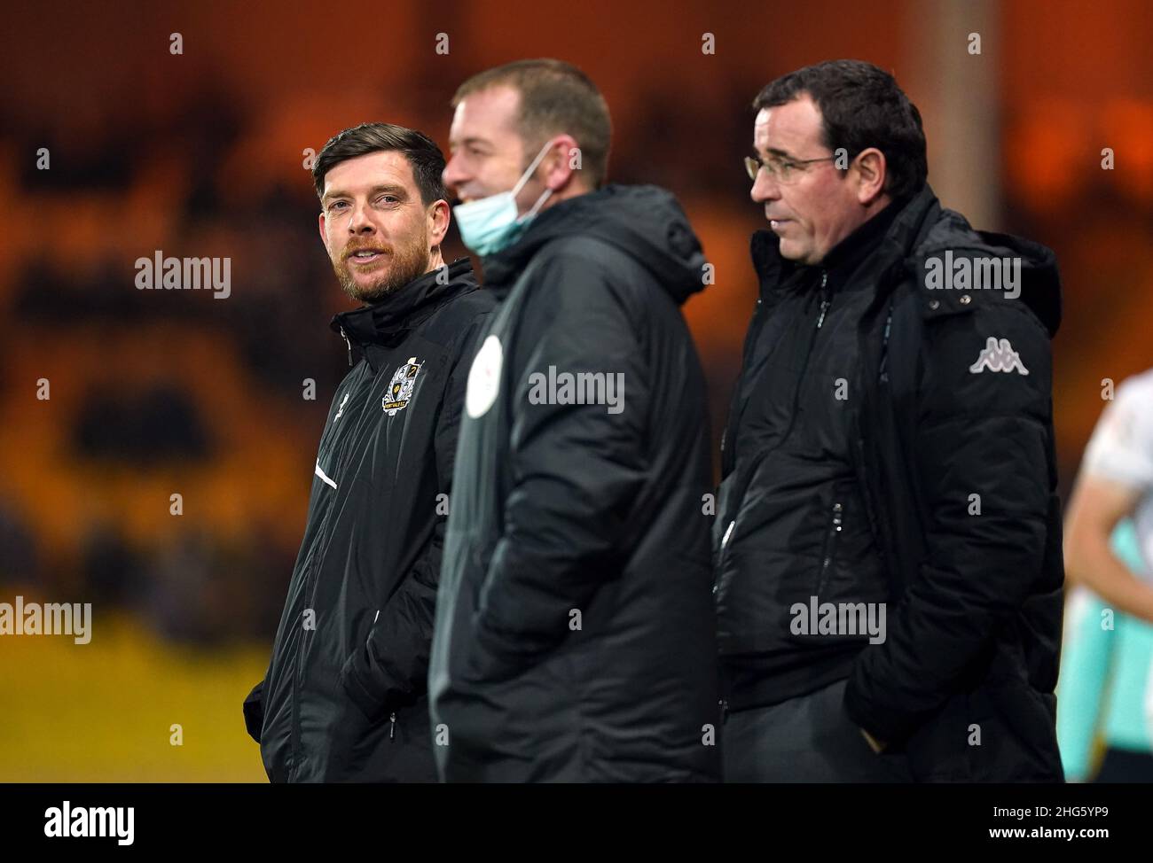 Port Vale manager Darrell Clarke (left) and Salford City manager Gary Bowyer speak with the fourth official as play is stopped to fix the goalposts during the Sky Bet League Two match at Vale Park, Stoke-on-Trent. Picture date: Tuesday January 18, 2022. Stock Photo