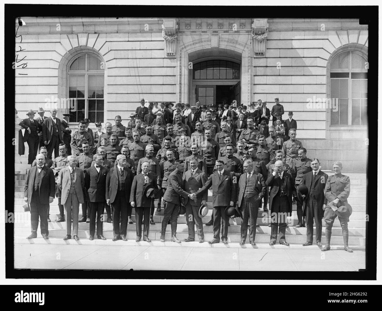 Soldiers on steps Black and White Stock Photos & Images - Alamy