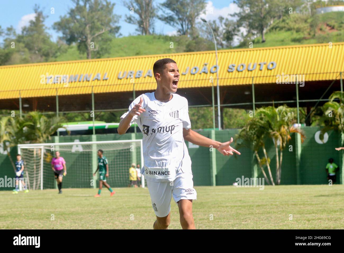 Votorantim, Sao Paulo, Brasil. 18th Jan, 2022. (SPO) Votorantim U15 Soccer Cup: Santos vs Palmeiras. January 18, 2022, Votorantim, Sao Paulo, Brazil: Soccer match valid for the quarterfinals between Santos and Palmeiras for the U-15 Votorantim Soccer Cup. The match ended in the 32nd minute of the second half when Santos was winning 2-1, Palmeiras fans ended up destroying a gate that gave access to the place where Santos fans were watching the game. After a confrontation with the police, the match was ended by the referee and the police asked the referee to stop the match at Domenico Paolo Me Stock Photo