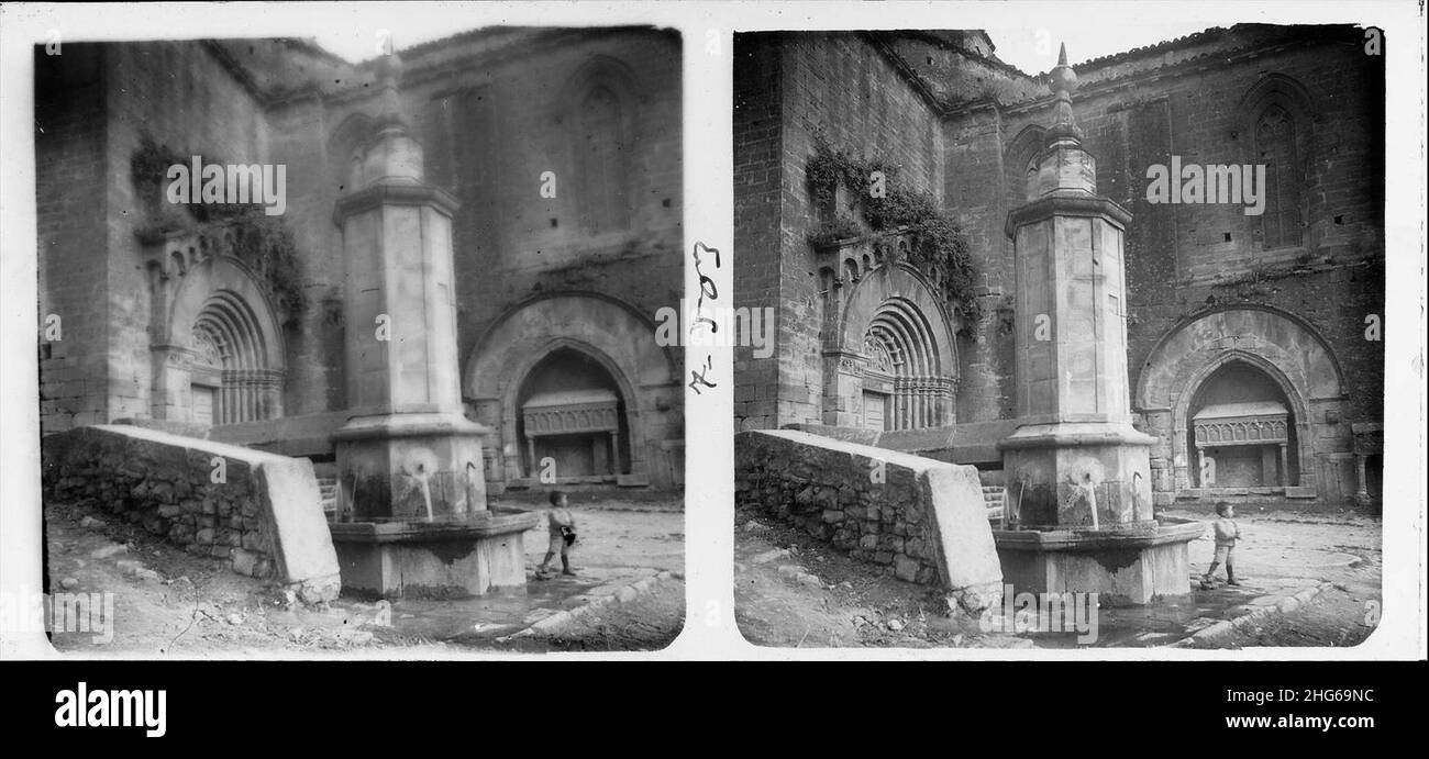 Sepulcre portalada i font a l ' exterior de l'església del monestir de Vallbona de les Monges. Stock Photo