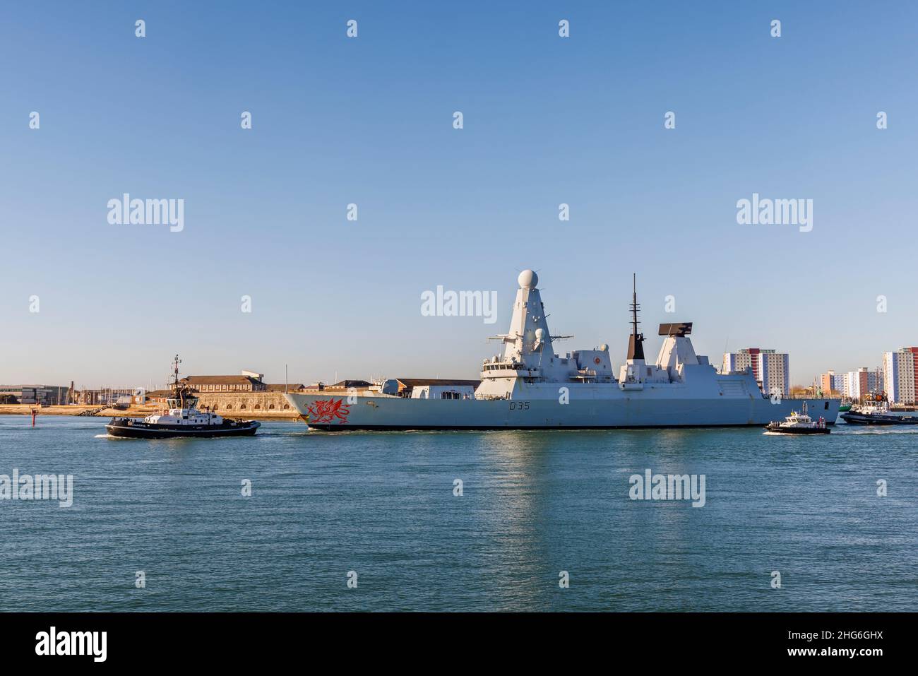 D35 HMS Dragon, one of the Royal Navy’s Type 45 air defence destroyers, departing from Portsmouth Harbour, Portsmouth, Hampshire, south coast England Stock Photo