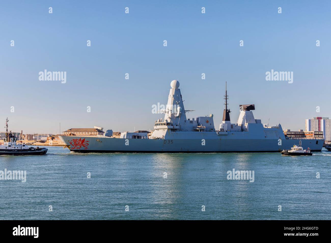 D35 HMS Dragon, one of the Royal Navy’s Type 45 air defence destroyers, departing from Portsmouth Harbour, Portsmouth, Hampshire, south coast England Stock Photo