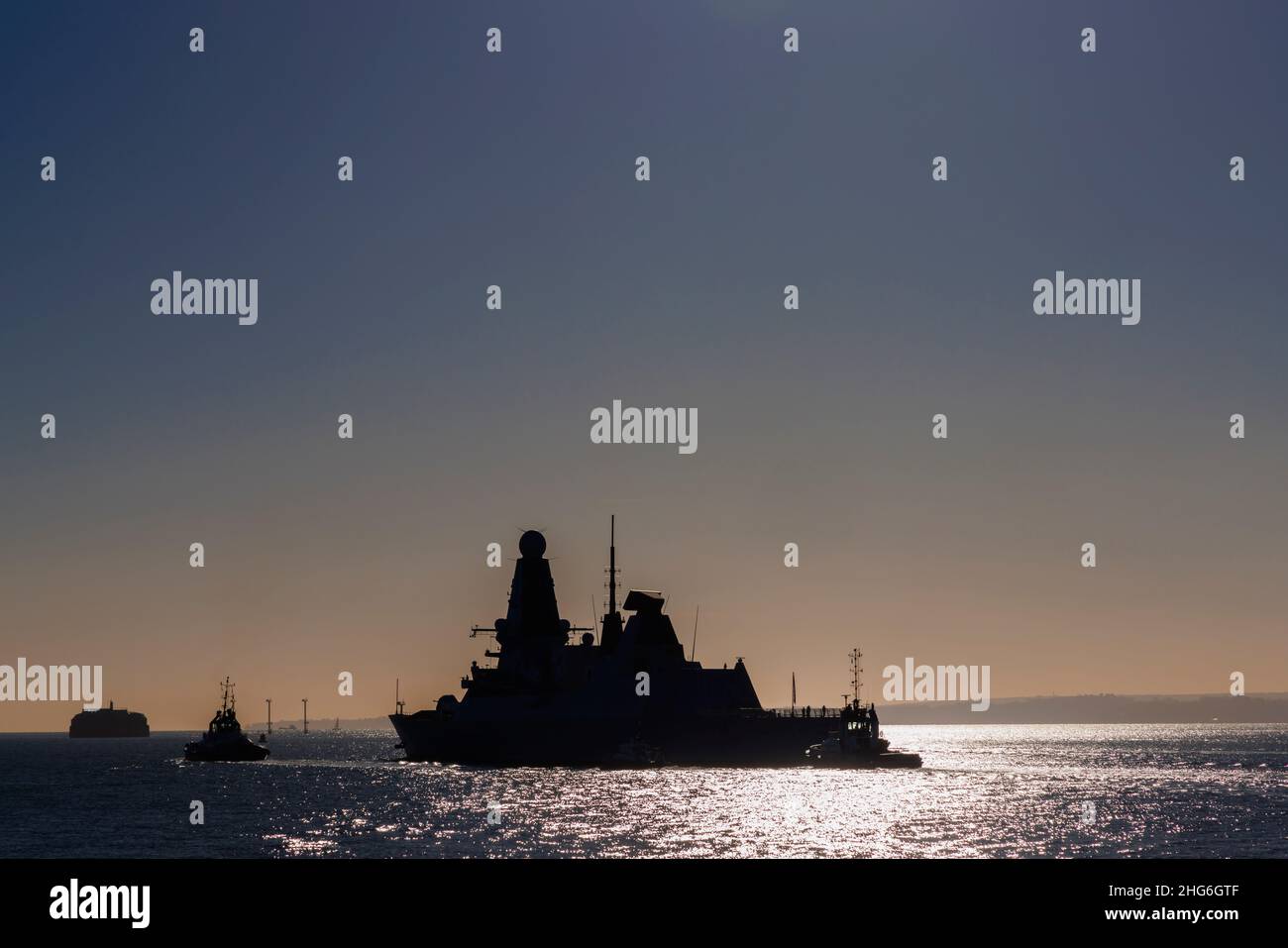 D35 HMS Dragon, one of the Royal Navy’s Type 45 air defence destroyers, departing from Portsmouth Harbour, Portsmouth, Hampshire, south coast England Stock Photo