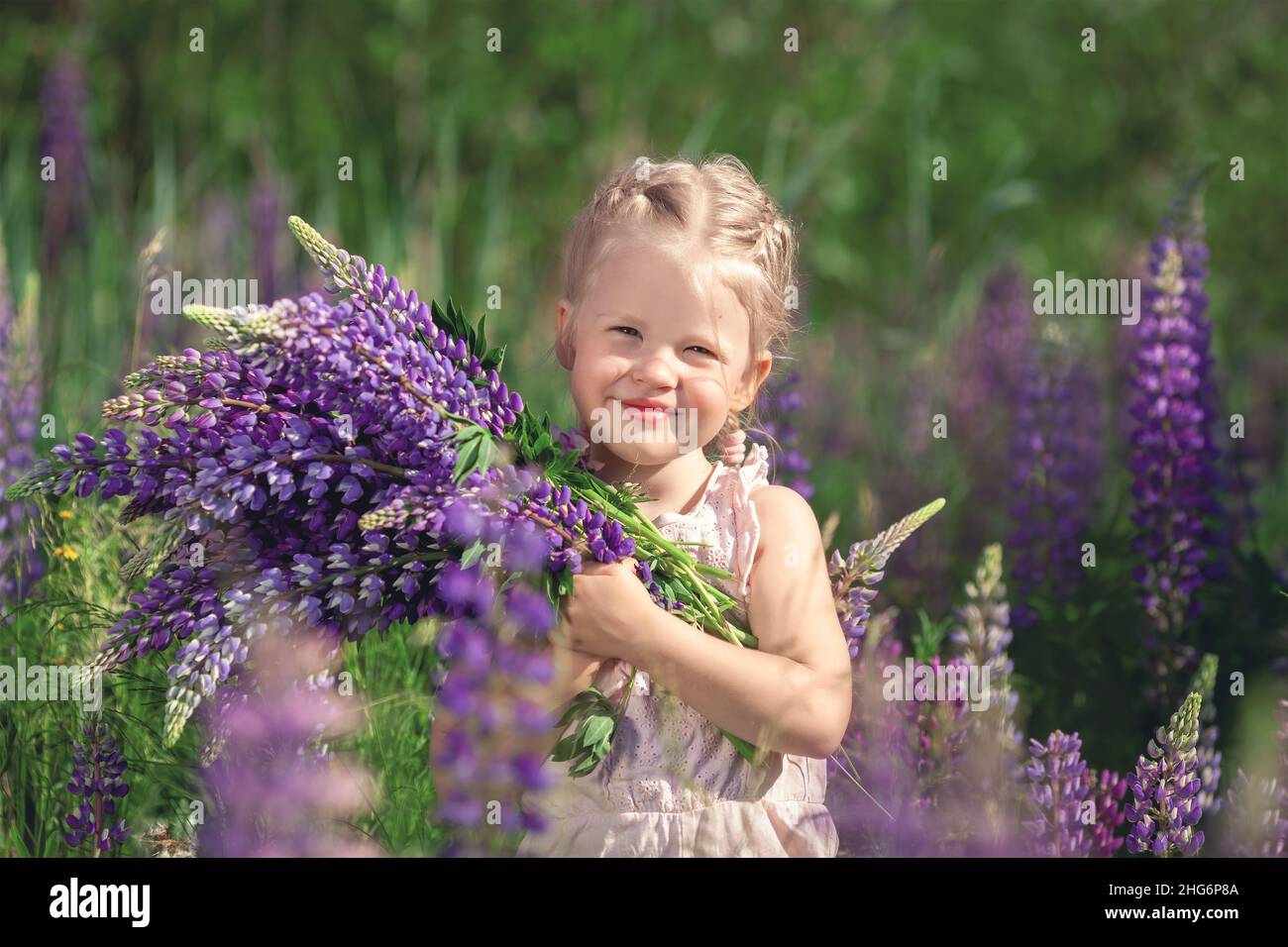 Cute little girl with bouquet of flowers Stock Photo - Alamy