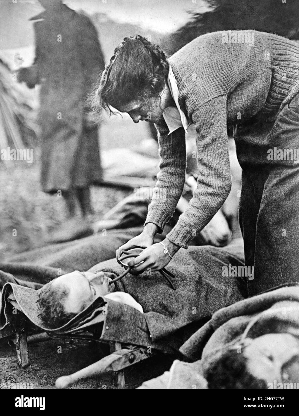 Miss Anna Rochester of Buffalo, New York, USA, feeding Sgt. W.B. Hyer, Co. M, 166th Infantry, 42nd Division, through tube at American Red Cross Hospitals #6-7, Souilly, France, American National Red Cross Photograph Collection, October 14, 1918 Stock Photo