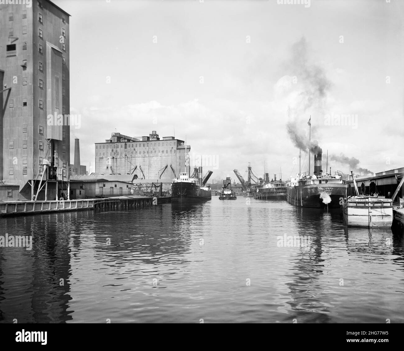 Storage Facilities and Cargo Ships along Buffalo River, Buffalo, New York, USA, Detroit Publishing Company, early 1900's Stock Photo