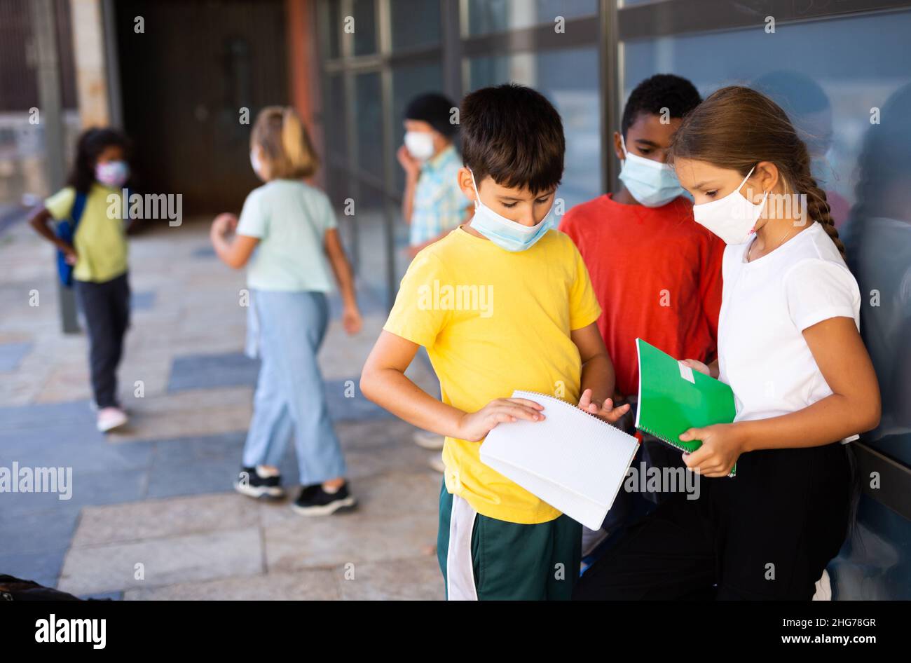 Teenager medical mask school hi-res stock photography and images - Alamy