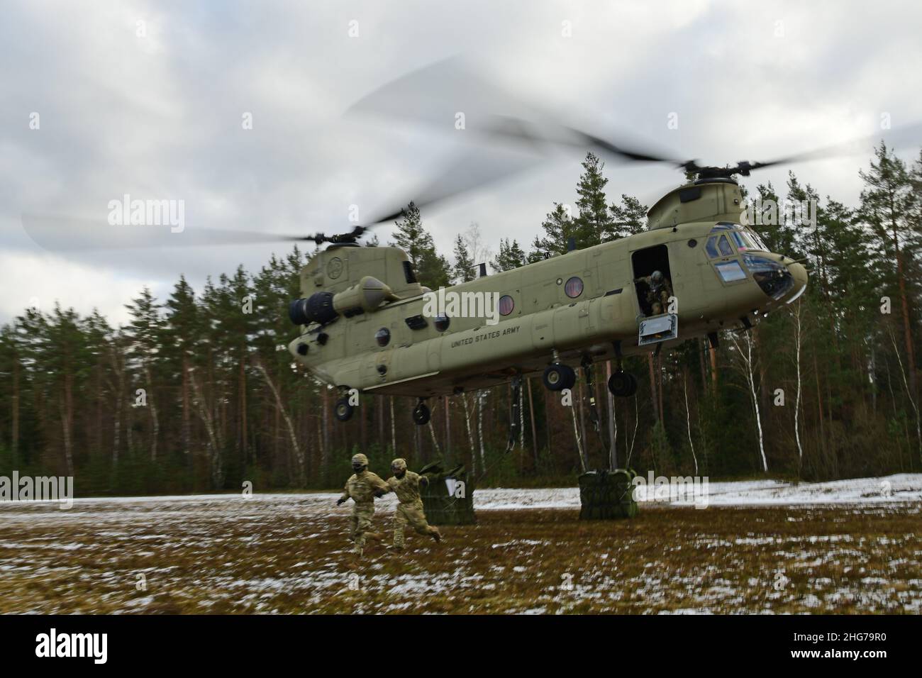 U.S. Soldiers assigned to Comanche Troop, 1st Squadron, 2D Cavalry Regiment, conduct sling load operations with a CH-47 Chinook during a squad level situational training exercise (STX) in Grafenwoehr Training Area, Germany, Jan. 11, 2022. (U.S. Army photo by Kevin Sterling Payne) Stock Photo