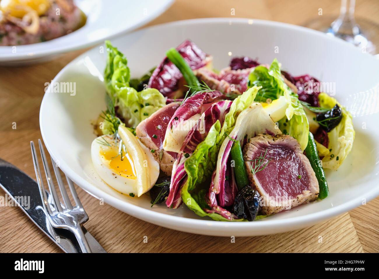 Seared ahi tuna salad with mixed greens and red wine. Stock Photo