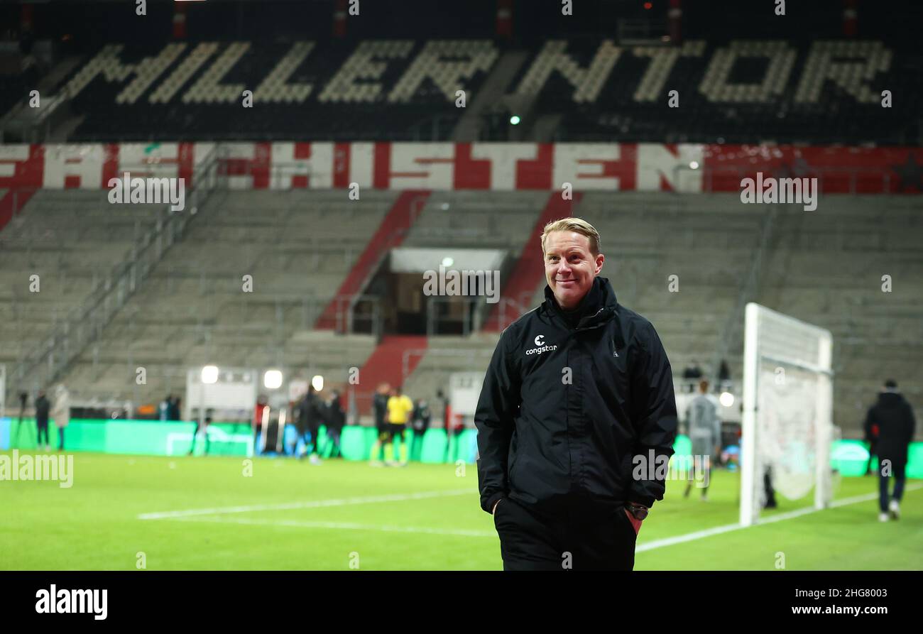 18 January 2022, Hamburg: Soccer: DFB Cup, Round of 16, FC St. Pauli - Borussia Dortmund at Millerntor Stadium. St.Pauli's coach Timo Schultz leaves the pitch after the match. (IMPORTANT NOTE: In accordance with the requirements of the DFL Deutsche Fußball Liga and the DFB Deutscher Fußball-Bund, it is prohibited to use or have used photographs taken in the stadium and/or of the match in the form of sequence pictures and/or video-like photo series). Photo: Christian Charisius/dpa - IMPORTANT NOTE: In accordance with the requirements of the DFL Deutsche Fußball Liga and the DFB Deutscher Fußbal Stock Photo