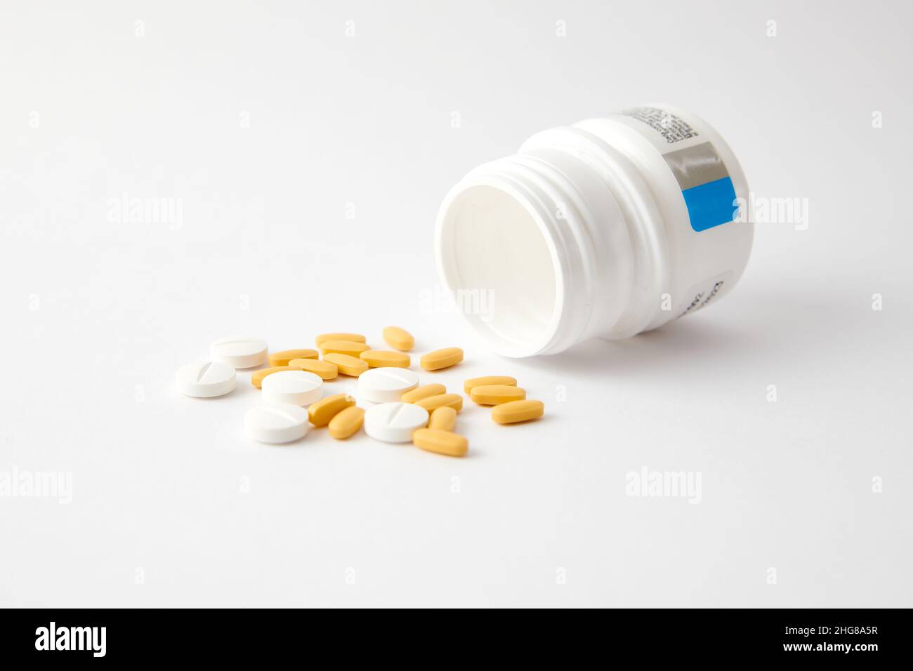 Лекарство в стеклянной бутылочке с желтыми таблетками. № 60. Селенцин от выпадения волос капсулы. Цинктерал таблетки. Желтые таблетки в баночке.