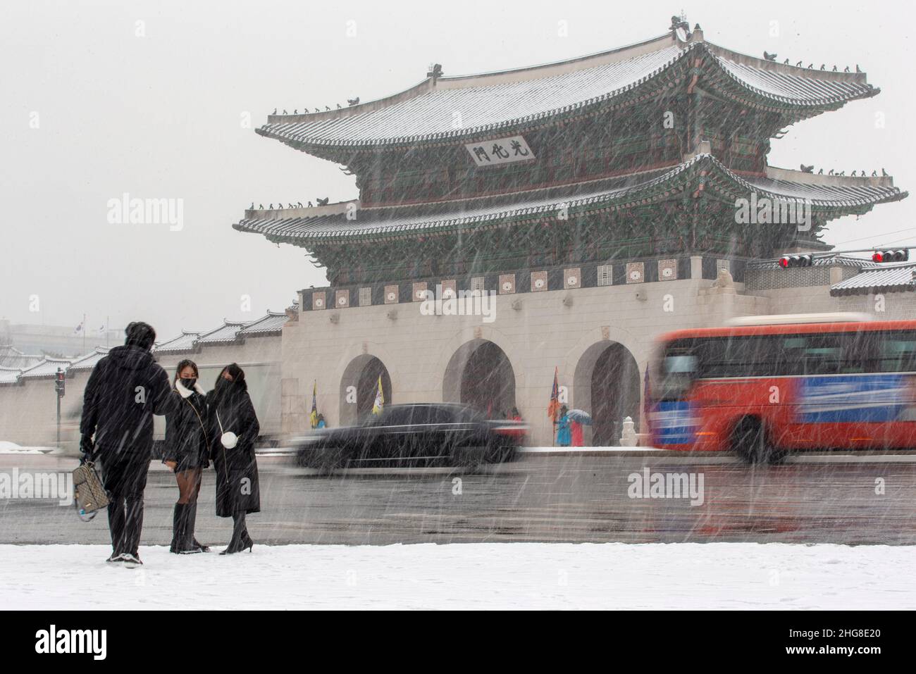 Seoul, South Korea. 19th Jan, 2022. People pose for photos in the snow at a crossroad near Gwanghwamun in Seoul, South Korea, Jan. 19, 2022. Credit: Wang Yiliang/Xinhua/Alamy Live News Stock Photo