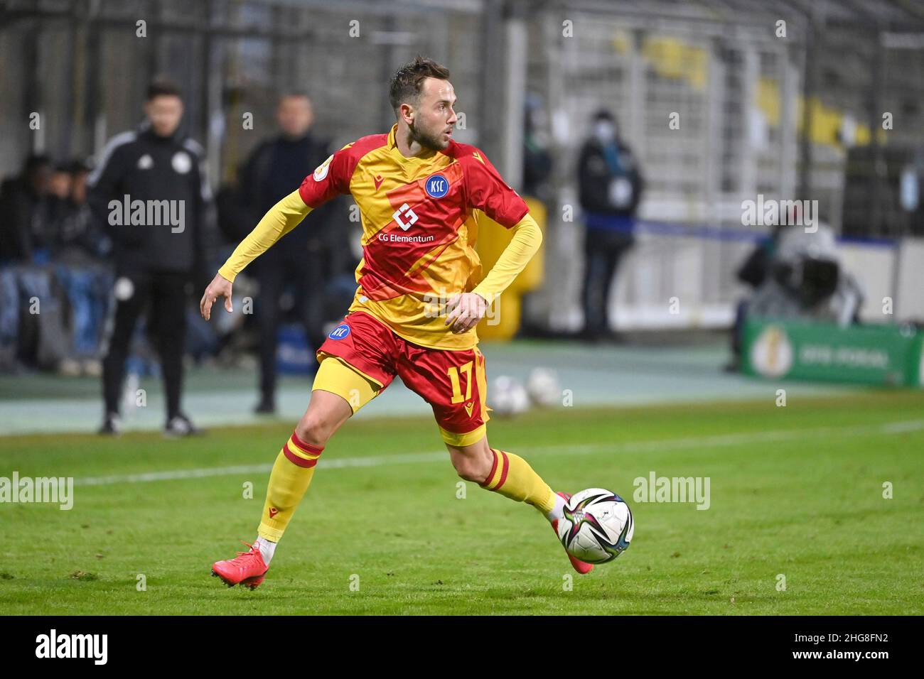 Munich GRUENWALDER STADIUM. 18th Jan, 2022. Lucas CUETO (Karlsruher SC), action, single action, single image, cut out, full body shot, full figure Soccer DFB Cup Round of 16, TSV Munich 1860-Karlsruher SC 0-1 on January 18th, 2022 in Munich GRUENWALDER STADIUM. DFL REGULATIONS PROHIBIT ANY USE OF PHOTOGRAPHS AS IMAGE SEQUENCES AND/OR QUASI-VIDEO. Credit: dpa/Alamy Live News Stock Photo