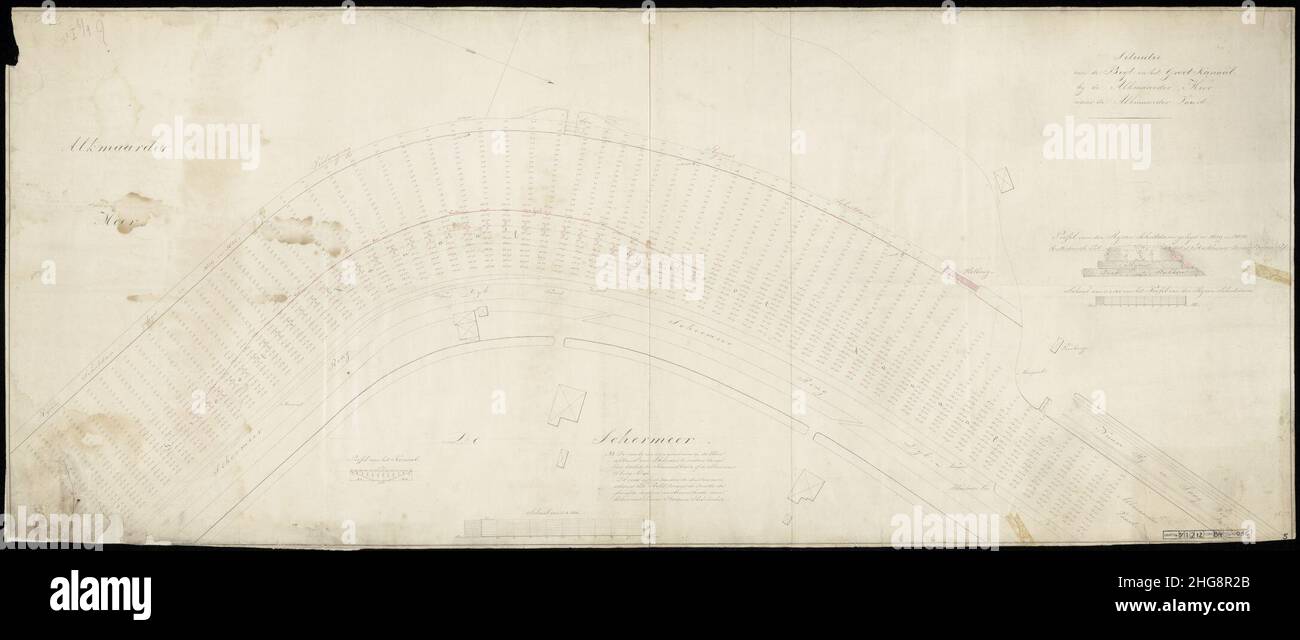 Situatie van de bogt in het Groot Kanaal bij de Alkmaardermeer naar de Alkmaarder vaart. N.B. Met aantekeningen van gehouden peilingen. West boven. Pentekening met profielen. Stock Photo