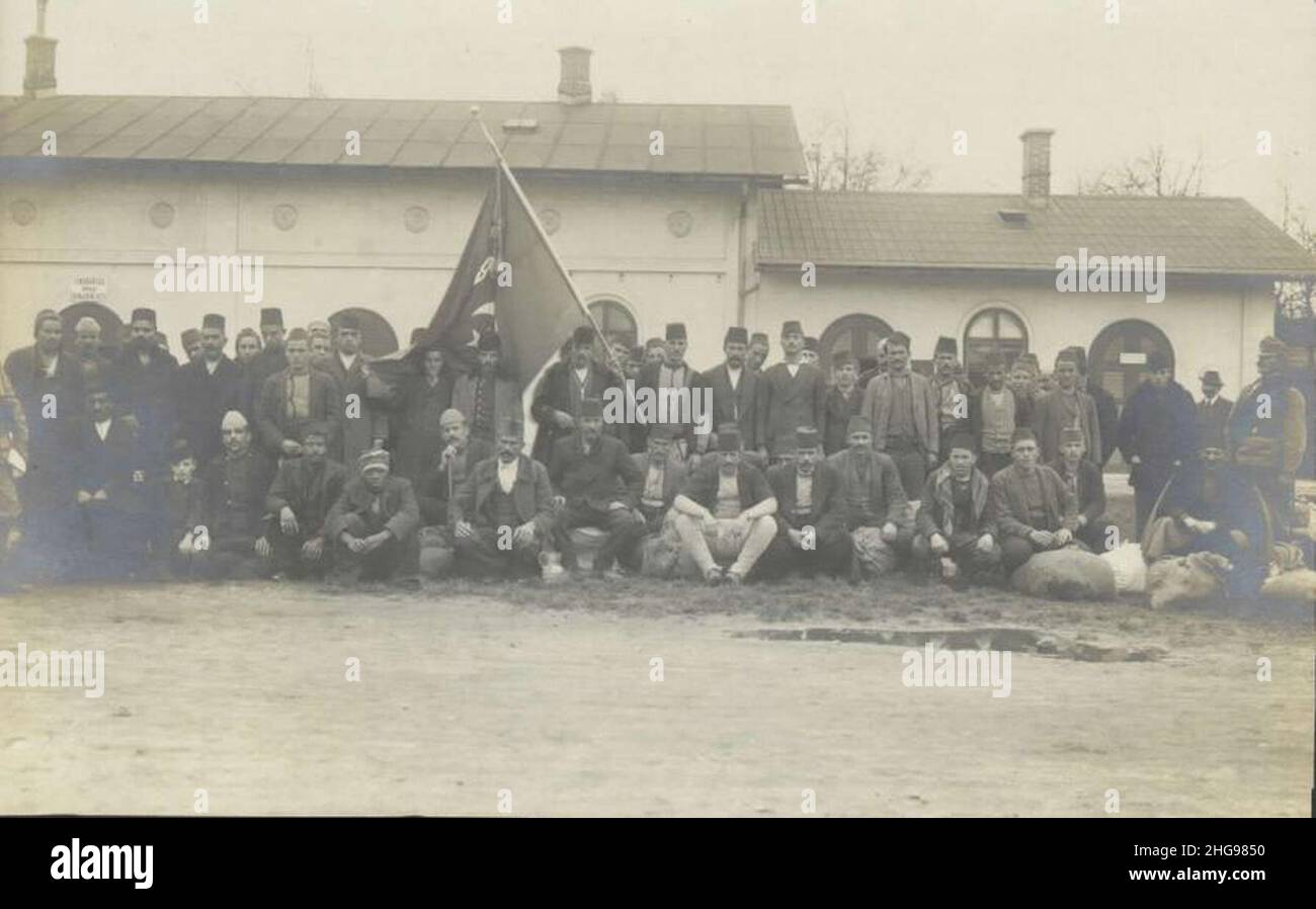 Photo Stvari Skupina ljudi pred Uradom za najdene stvari 1910-30 Stock Photo - Alamy