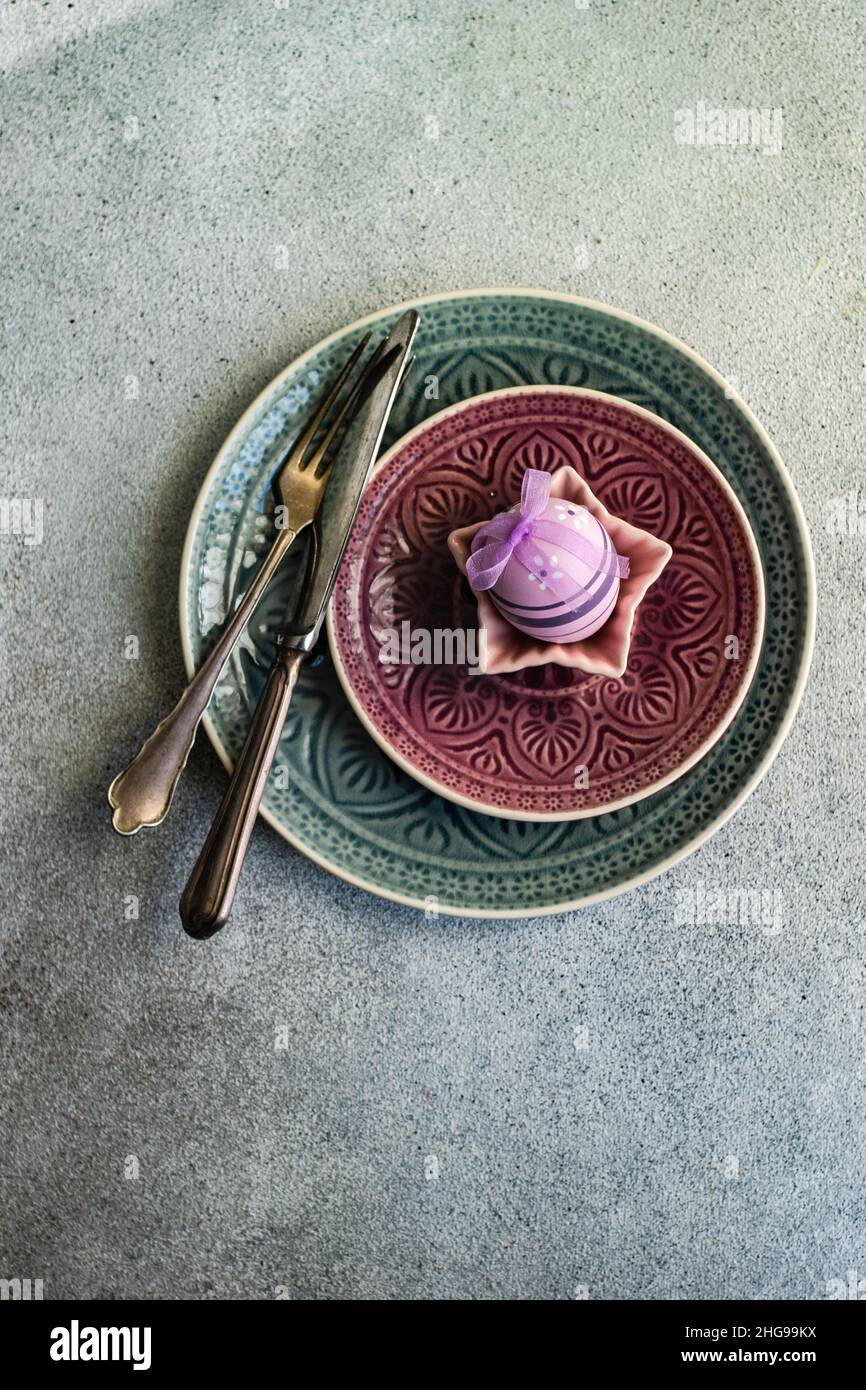 Festive Easter place setting decorated with a painted Easter egg Stock Photo