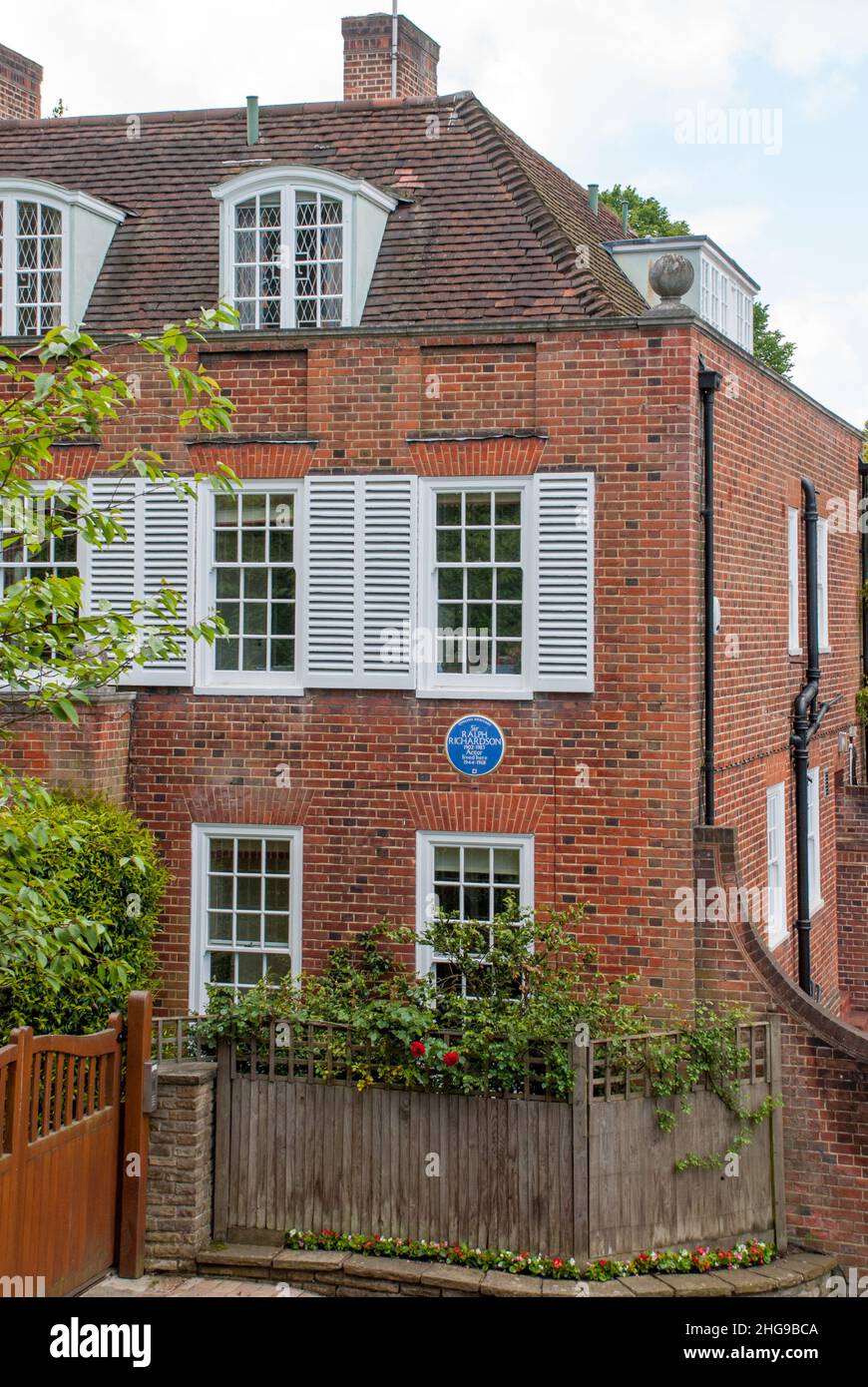 UK, England, London. Actor Sir Ralph Richardson lived here in Hampstead Garden Suburb. Blue Plaque shows dates 1944 - 1968. Stock Photo