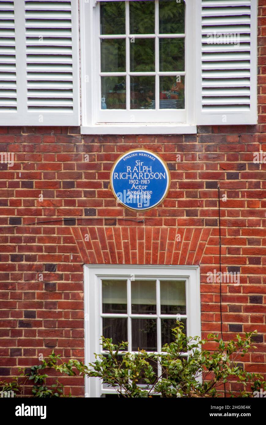 UK, England, London. Actor Sir Ralph Richardson lived here in Hampstead Garden Suburb. Blue Plaque shows dates 1944 - 1968. Stock Photo
