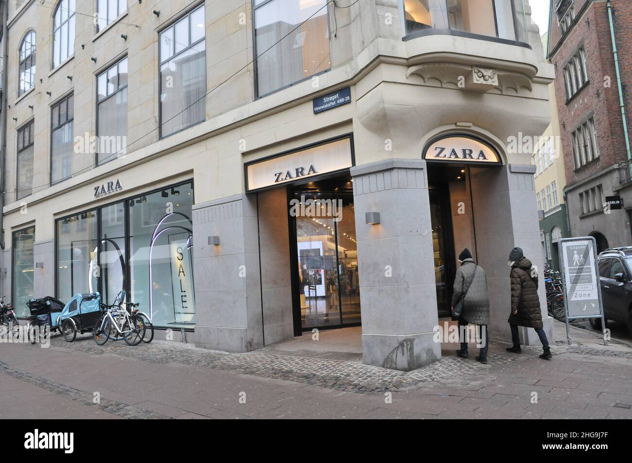 Zara store spain hi-res stock photography and images - Page 7 - Alamy