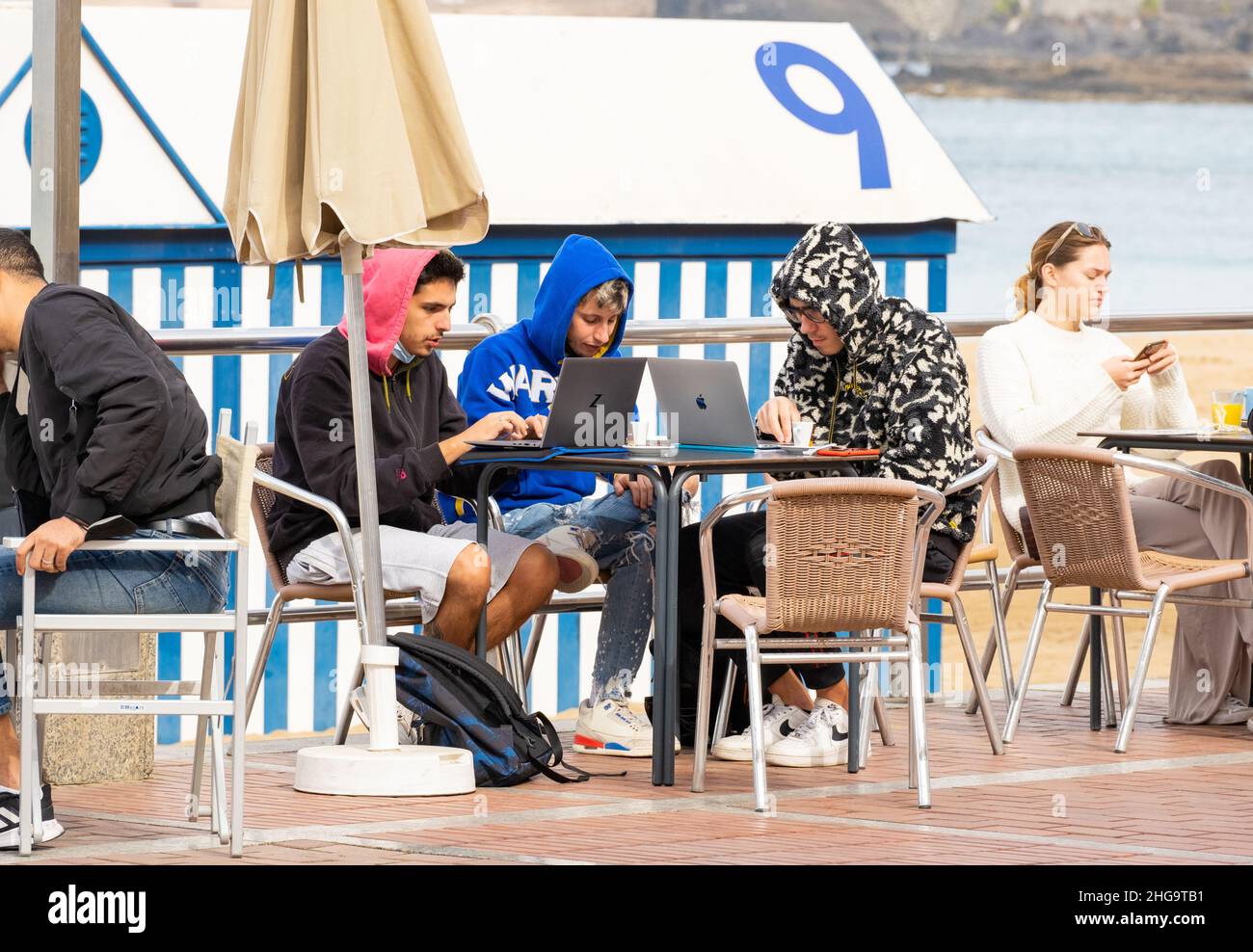 Las Palmas, Gran Canaria, Canary Islands, Spain. 19th January, 2022. Tourists, many British, on the city beach in Las Palmas on Gran Canaria. Due to surging Covid cases, and pressures on local hospitals, Gran Canaria (currently level 3) will join Tenerife on the highest Covid alert (4) from 22nd January. Credit: Alan Dawson/Alamy Live News Stock Photo