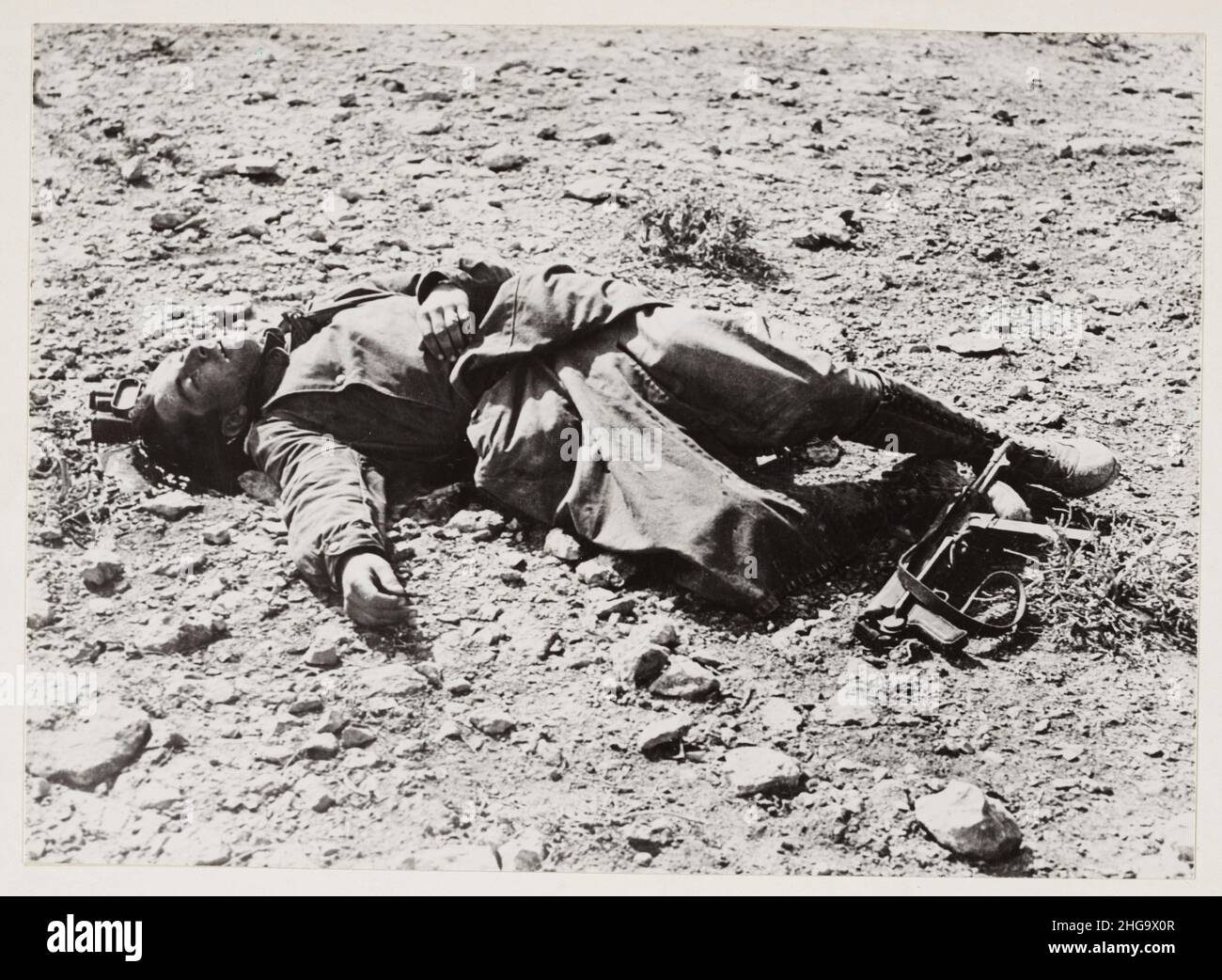 A vintage photo circa May 1943 of a dead German soldier of the Afrika Korps lying in the desert after the battle of Tunis and defeat of the German Afrika Korps Stock Photo