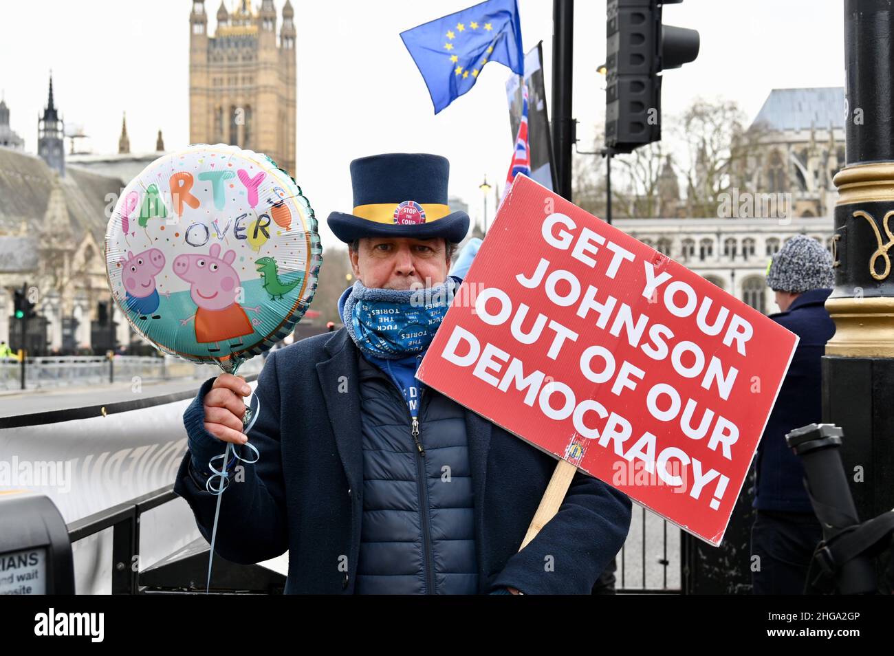 London, UK. Steve Bray from SODEM protested in favour of the removal of Boris Johnson as Prime Minister. He is pictured with a Peppa pig 'Party's Over' balloon. Houses of Parliament, Westminster. Stock Photo