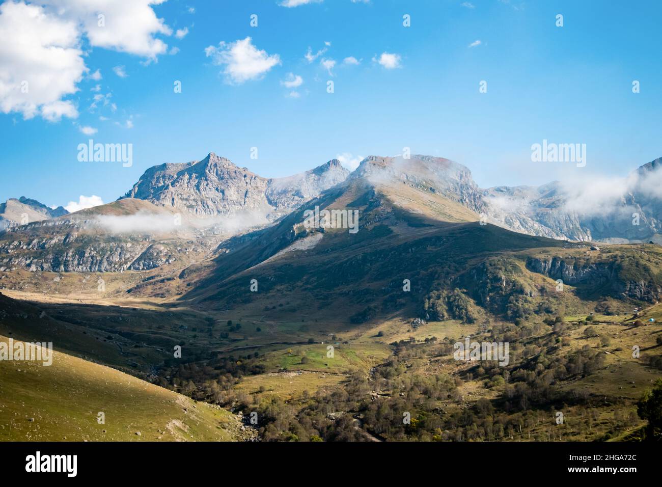 Top view of green mountains hi-res stock photography and images - Alamy