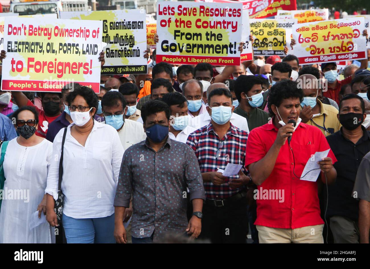 colombo-sri-lankajanuary-19-2022-colombo-western-sri-lanka-anura-kumara-dissanayakec-leader-of-the-janatha-vimukthi-peramuna-jvp-marches-during-the-protest-against-the-transfer-of-trincomalee-oil-tanks-to-india-on-january-19-2022-in-colombo-sri-lanka-credit-image-pradeep-dambaragezuma-press-wire-credit-zuma-press-incalamy-live-news-2HGA8FJ.jpg