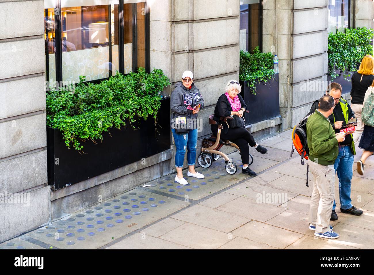 People standing sidewalk hi-res stock photography and images - Alamy