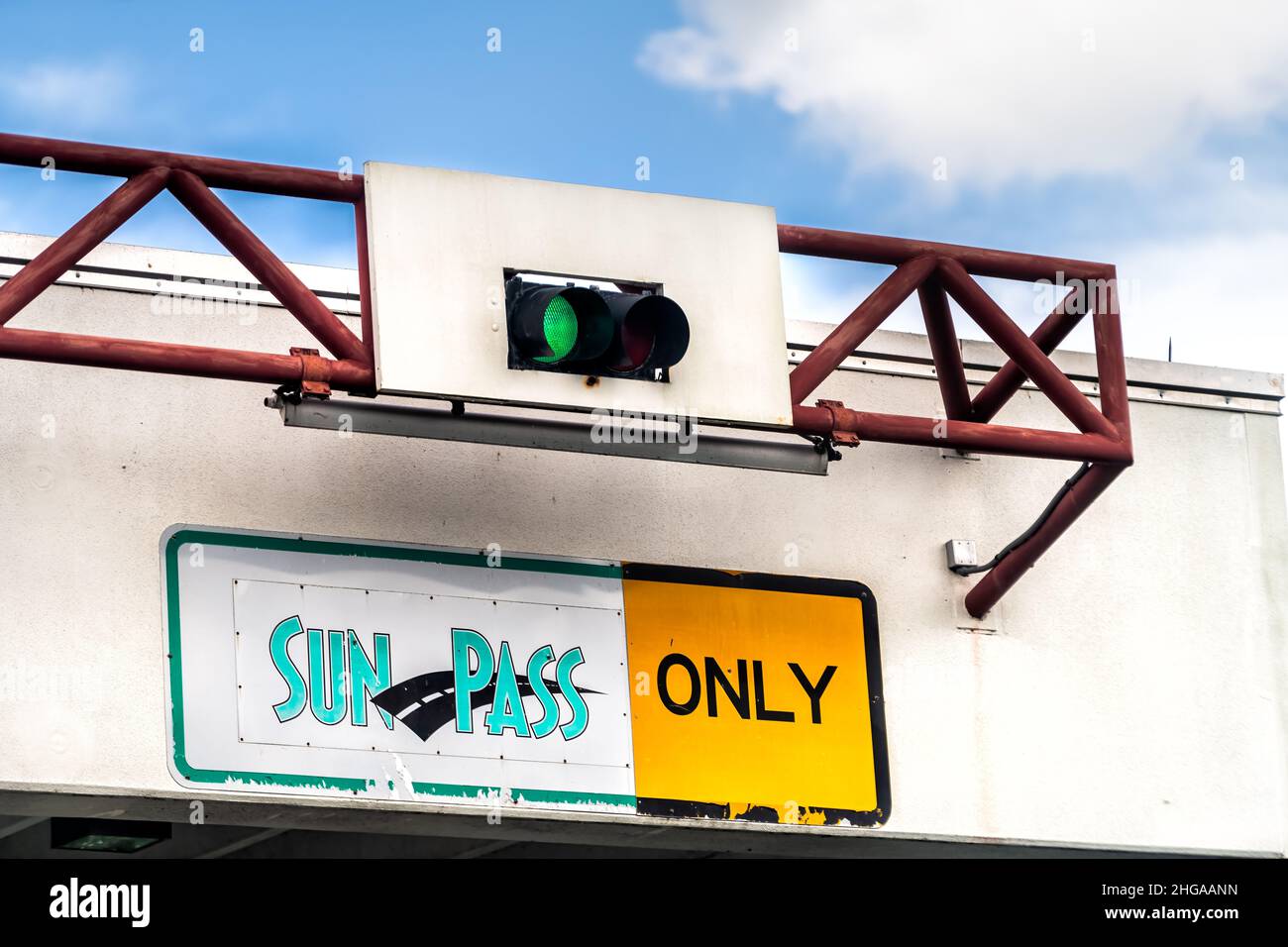 Miami, USA - August 5, 2021: SunPass toll Sun Pass only no cash sign text with green light on i-75 road highway from Miami Fort Lauderdale to Naples i Stock Photo