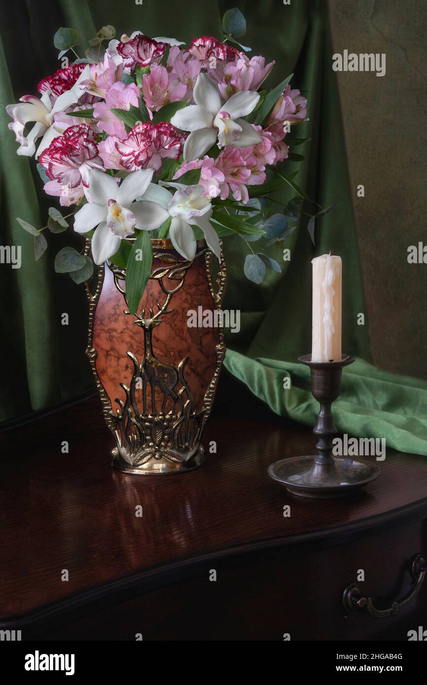 Still life with splendid bouquet of flowers Stock Photo - Alamy