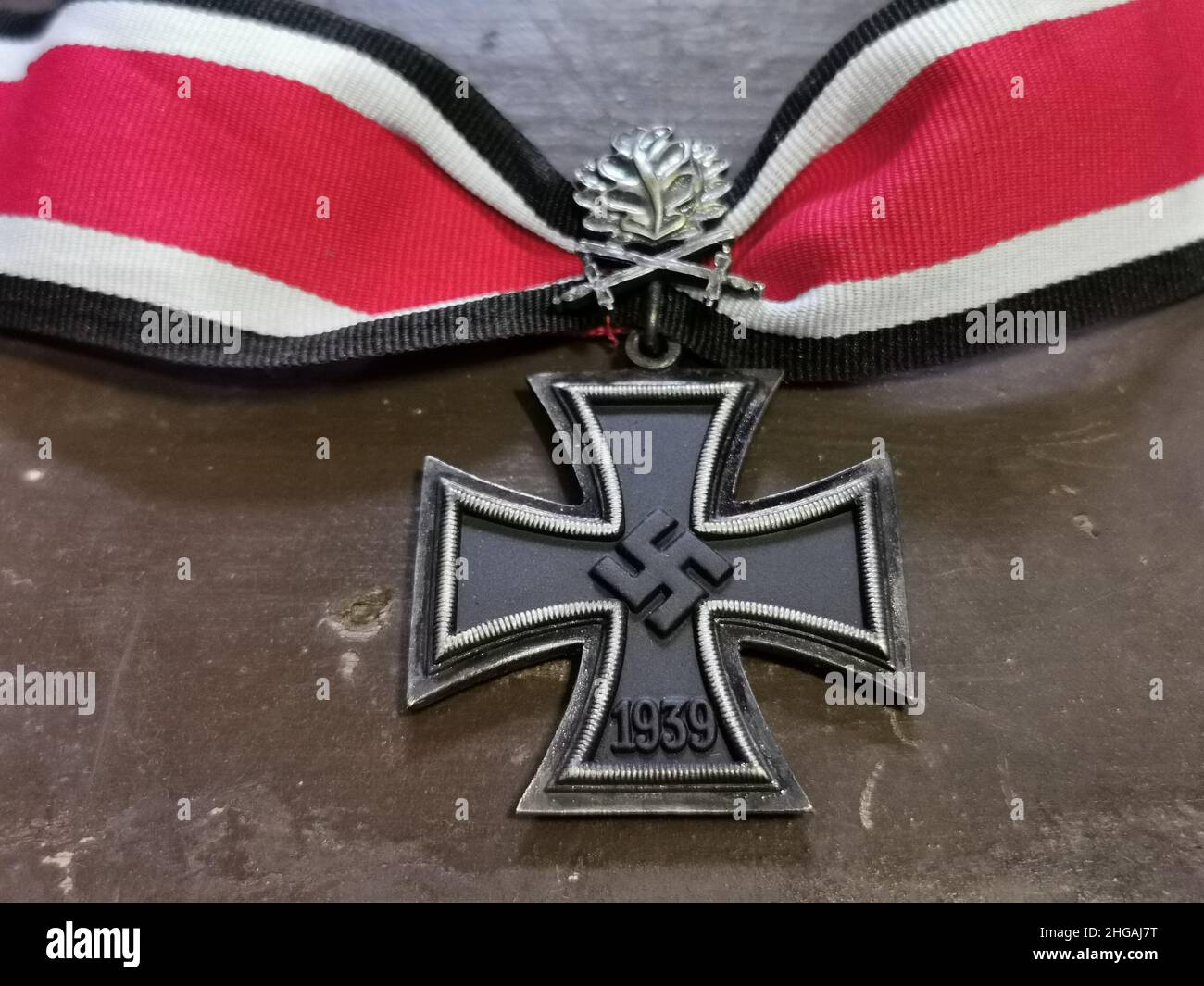 Ritterkreuz des Eisernen Kreuzes mit Eichenlaub und Schwertern an einem  schwarz-weiß-rotem Band,gestiftet 1939 von Adolf Hitler Stock Photo - Alamy
